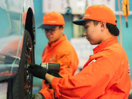 点検整備は2名体制で実施します